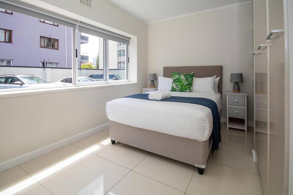 Lovely 1 Bedroom In Sea Point. Shaftsbury. *