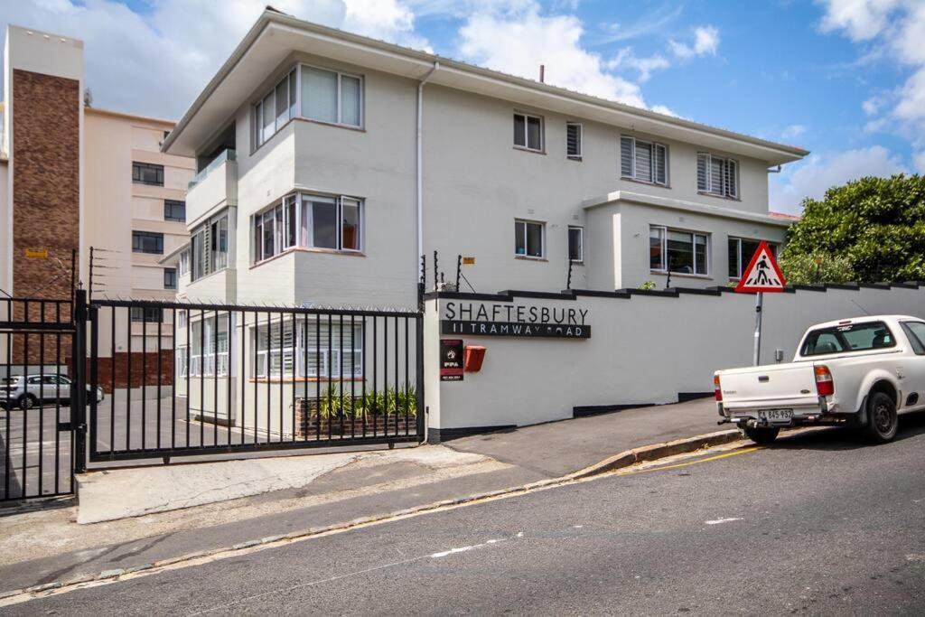 Lovely 1 Bedroom In Sea Point. Shaftsbury. Cidade Do Cabo