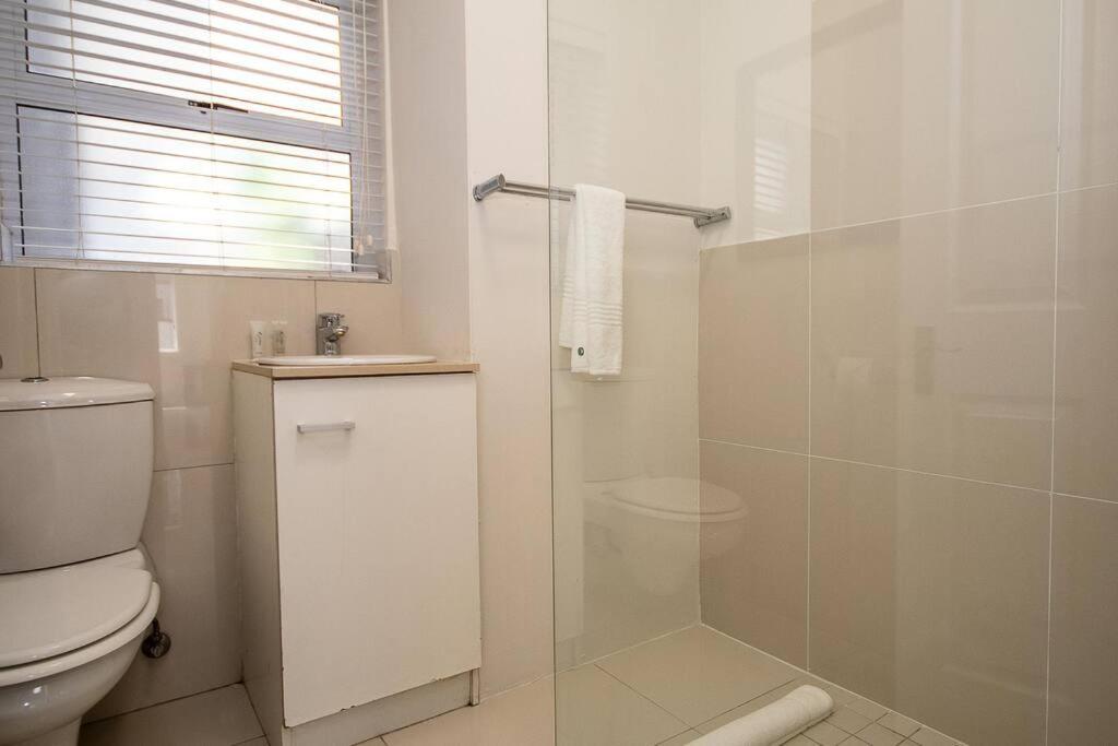 Lovely 1 Bedroom In Sea Point. Shaftsbury. Apartamento *