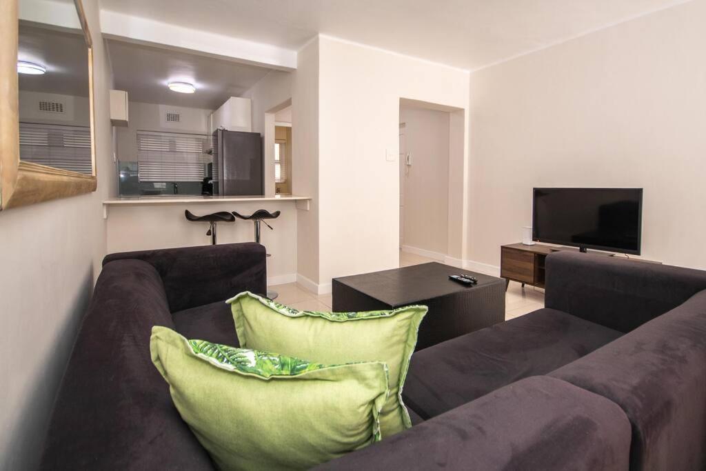 Lovely 1 Bedroom In Sea Point. Shaftsbury. Apartamento