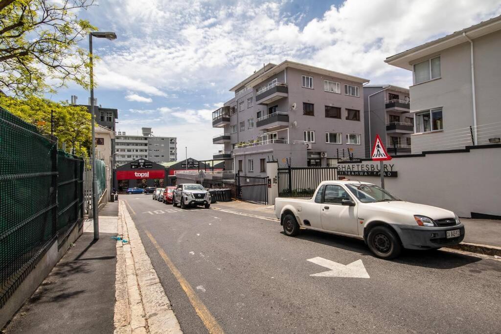 Lovely 1 Bedroom In Sea Point. Shaftsbury. Apartamento *