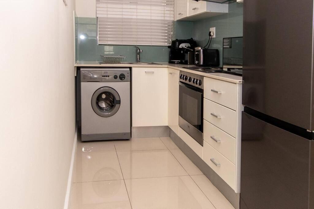 Lovely 1 Bedroom In Sea Point. Shaftsbury. Cidade Do Cabo